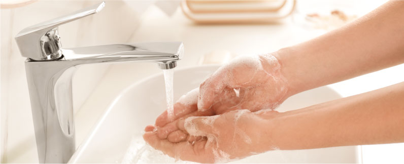 写真：洗面所での手洗い