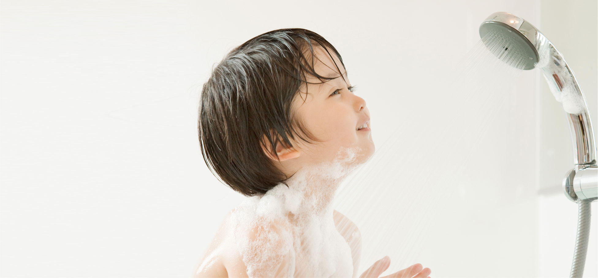 写真：シャワーを浴びている子供