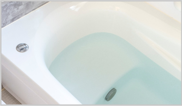 写真：循環アダプタ―から排水中の浴槽