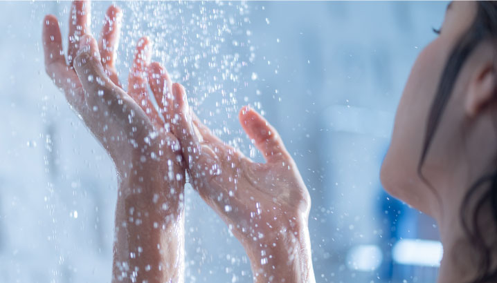 写真：シャワーを浴びている女性の手