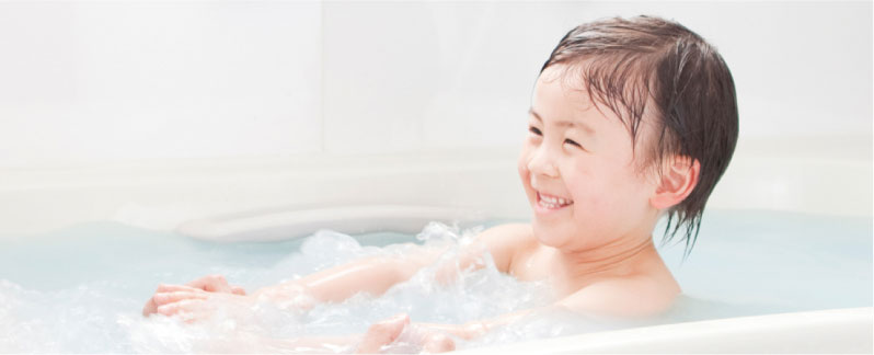 写真：入浴中の子供