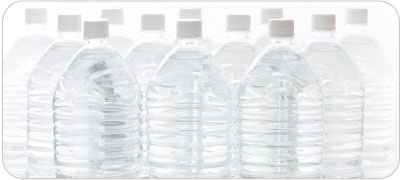 写真：たくさんのペットボトル（水を備蓄するイメージ）