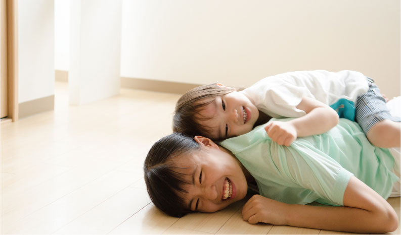 写真：床暖房で温まる子供