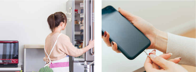 写真：1枚目…冷蔵庫を開ける女性、2枚目…暗い部屋で充電中のスマートフォン