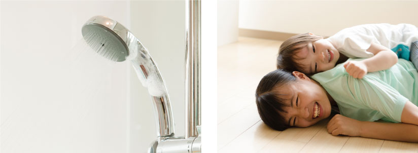 写真：1枚目…シャワー、2枚目…床暖房で温まる子供