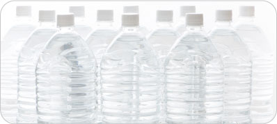 写真：たくさんのペットボトル（水を備蓄するイメージ）